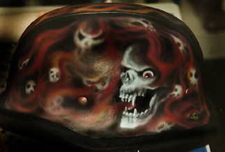 Airbrush helm Airbrush Design auf Helm Biker airbrush helm skulls red flames